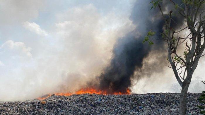 Kondisi terkini di area Tempat Pengolahan Akhir (TPA) sampah Penujah yang berbatasan langsung dengan Desa Dermasuci, Kecamatan Pangkah, Kabupaten Tegal, Selasa (27/6/2023). Sampai hari keempat api belum berhasil dipadamkan oleh petugas pemadam kebakaran, dan asap tebal masih menutupi sekitar lokasi.