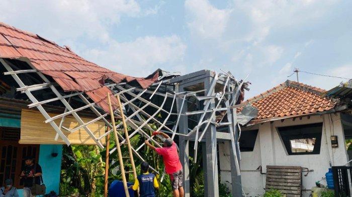Kondisi terkini di beberapa bangunan yang terdampak angin puting beliung dan mengalami kerusakan mulai ringan, sedang dan berat di Desa Kedungsukun, Kecamatan Adiwerna, Kabupaten Tegal. Terlihat warga sedang gotong royong melakukan perbaikan dengan alat seadanya, Jumat (10/11/2023).