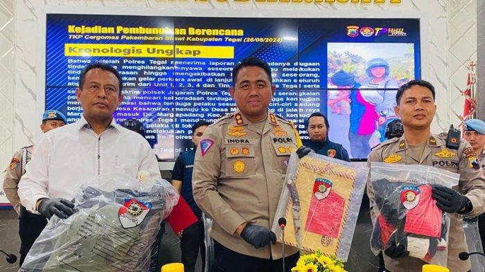 Kapolres Tegal AKBP Andi M Indra Waspada Amirullah (tengah), didampingi Kasat Reskrim Polres Tegal AKP Suyanto (kiri), dan Kasi Humas Polres Tegal Ipda Henry Ade Birawan (kanan), menunjukan barang bukti yang disita dari pelaku pembunuhan di Cergomas, Kelurahan Pakembaran, Kecamatan Slawi. Berlokasi di Gedung Tantya Sudhirajati Mapolres setempat, pada Kamis (29/8/2024).