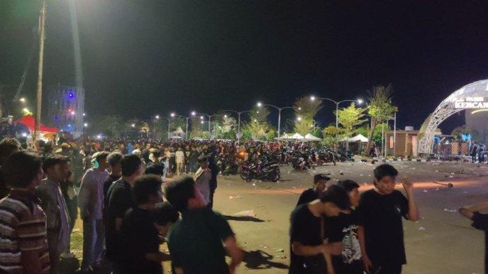 Suasana ricuh di sela konser Superman Is Dead (SID) di Taman Wisata Air Pantai Pasir Kencana Kota Pekalongan pada Sabtu (14/9/2024) malam.