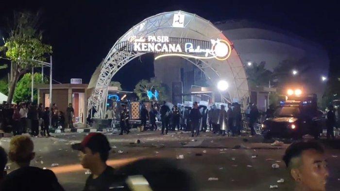 Suasana ricuh di sela konser Superman Is Dead (SID) di Taman Wisata Air Pantai Pasir Kencana Kota Pekalongan pada Sabtu (14/9/2024) malam.