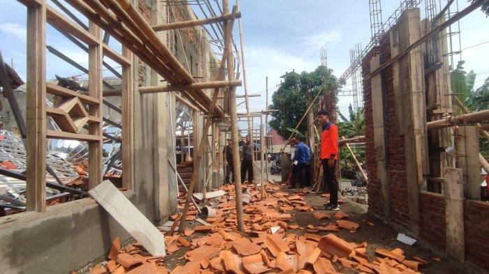 Konstruksi kubah sebuah masjid di RT 4 RW 1 Desa Grecol, Kecamatan Kalimanah, Purbalingga, Jawa Tengah, ambruk pada Selasa (17/12/2024) sekitar pukul 09.40 WIB. 