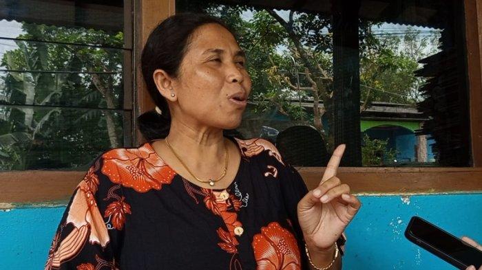 KORBAN GENDAM - Eni Purmiyanti (52) menceritakan kasus pencurian dengan modus dugaan gendam di rumahnya di Dukuh Kepoh RT 1 RW 4, Kelurahan Nongkosawit, Gunungpati, Kota Semarang,  Jumat (25/4/2025). Dalam kejadian ini, dia mengaku kehilangan emas seberat 80 kilogram.