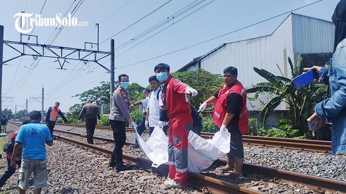 Petugas gabungan mengevakuasi korban tertemper KA Sancaka di ruas lintasan kereta api setelah tertemper KA dekat Bypass Klaten, Desa Karangom, Kecamatan Klaten Utara, Kabupaten Klaten, Kamis (2/5/2024).