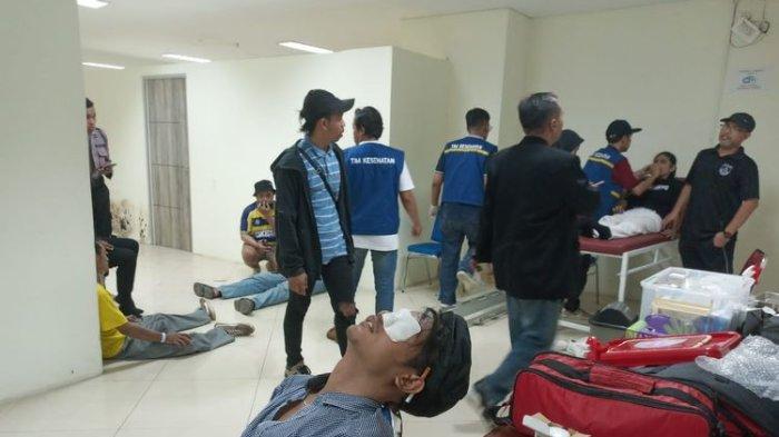 Korban usai kerusuhan usai laga Gresik United Vs Deltras FC di Stadion Gelora Joko Samudro Gresik, Minggu (19/11/2023) sore.