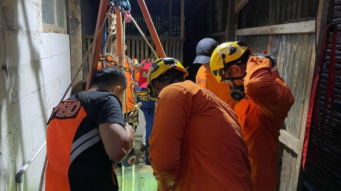 EVAKUASI KORBAN: Tim SAR Gabungan mengevakuasi Warsono (45), pekerja asal Desa Adiarsa, Kecamatan Kertanegara, Kabupaten Purbalingga, yang tewas di dalam sumur, Minggu (16/2/2025) malam. Korban diduga menghirup gas beracun saat menguras sumur. (DOK. HUMAS BASARNAS CILACAP)