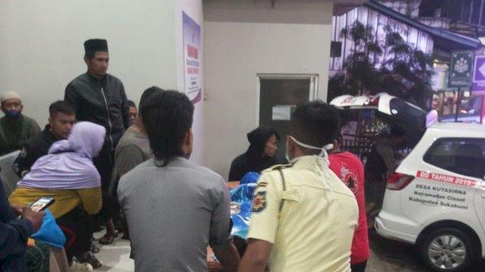 Korban miras yang meninggal dievakusi ke RS Betha Medika Cisaat, Kabupaten Sukabumi.