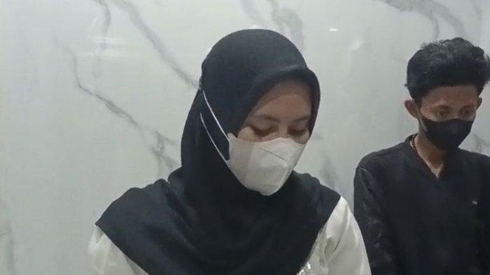 Korban pengeroyokan, membelakangi pacarnya yang ditetapkan sebagai tersangka di Polres Pelabuhan Tanjung Perak.