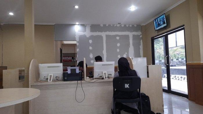 Korban saat melaporkan pelecehan seksual yang dilakukan Kakanwil Kementerian Agama Sulbar, Syafrudin Baderung ke SPKT Polda Sulbar. (Tribun Sulbar)