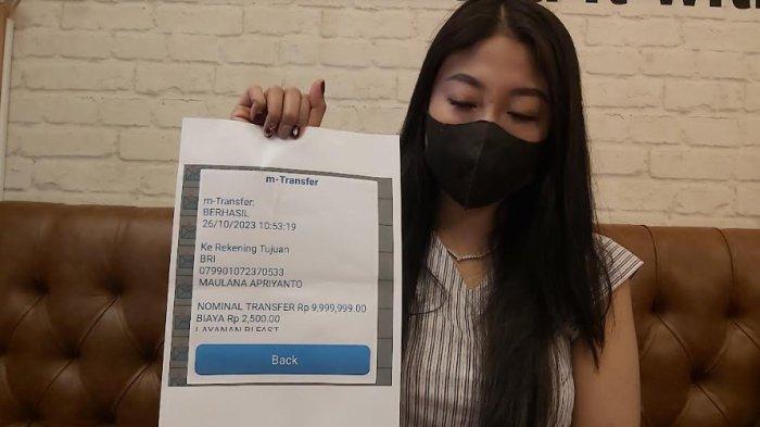Korban saat menunjukkan bukti transfer ke rekening pelaku peretasan akun Instagram Miemie Brownie, Sabtu (28/10/2023).