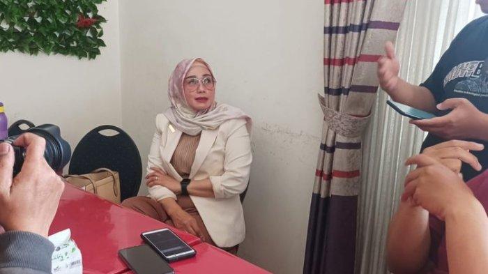 Kuasa hukum Youries Raja Amalullah, Leni Anggaraeni, di Kawasan Jalan Soekarno Hatta, Kota Bandung, Jawa Barat, Rabu (18/10/2023). Sebelumnya, Youries yang merupakan anak dari tersangka Yosep dan korban Tuti Suhartini dalam kasus pembunuhan di Subang dijadikan saksi.