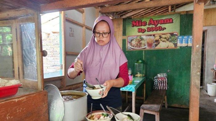 Kuliner yang menjadi pusat perhatian kekinian adalah mie ayam Ngatiem. Semangkuk mie ayam tersebut dijual dengan harga hanya Rp 2.000. Lokasi mie ayam harga Rp 2.000 tersebut berada di Dusun Karanglo, Desa Glagaombo, Tegalrejo, Magelang, Jawa Tengah. Selain mie ayam Ngatiem aatau akrab disapa Atik juga menjajakan bakso kerikil seharga Rp 3.000 per porsi.