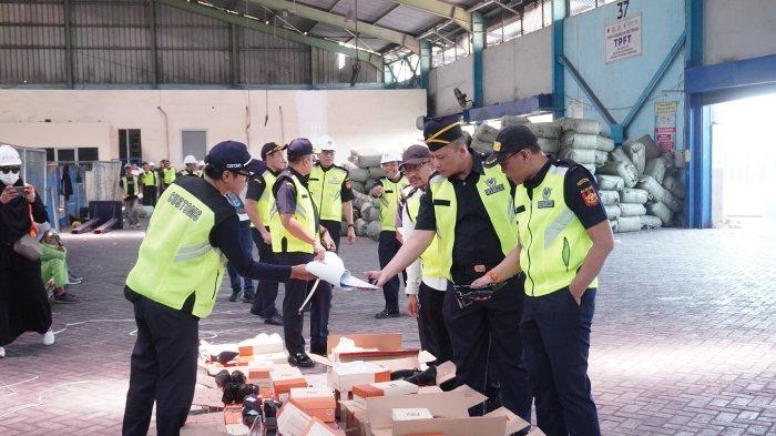 Kunjungan ke Longroom TPKS Pelabuhan Tanjung Emas untuk memantau langsung pelayanan dan pengawasan impor oleh Bea Cukai