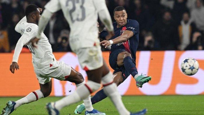 Kylian Mbappe menendang bola dalam pertandingan PSG vs Milan pada fase Grup F Liga Champions 2023-2024 di Stadion Parc des Princes, Paris, Perancis, Kamis (26/10/2023) dini hari.