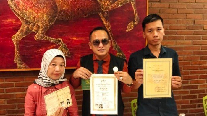 Agil Renata Saputra bersama ibunya, Siti Wuryanti, dan penasihat hukumnya, Sagitarius, memaparkan kronologi penelantaran anak dan laporan di Polda Jateng, Sabtu (19/4/2025) malam.