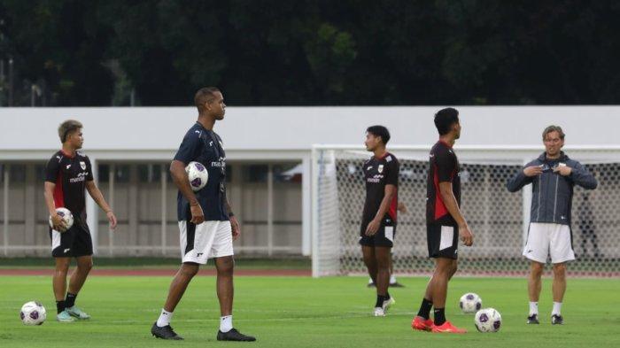 LATIHAN TIMNAS - Sesi latihan Timnas Indonesia jelang melawan Bahrain pada 25 Maret 2025 mendatang. 3 pemain tidak terlihat dalam sesi latihan pada hari Sabtu (22/3/2025).