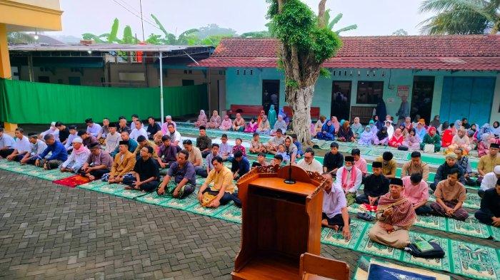 Dalam momentum yang penuh kekhidmatan, Dewan Pimpinan Daerah Lembaga Dakwah Islam Indonesia (DPD LDII) Purbalingga menyelenggarakan sholat Idul Fitri 1445 H di sejumlah titik untuk salat Idul Fitri.