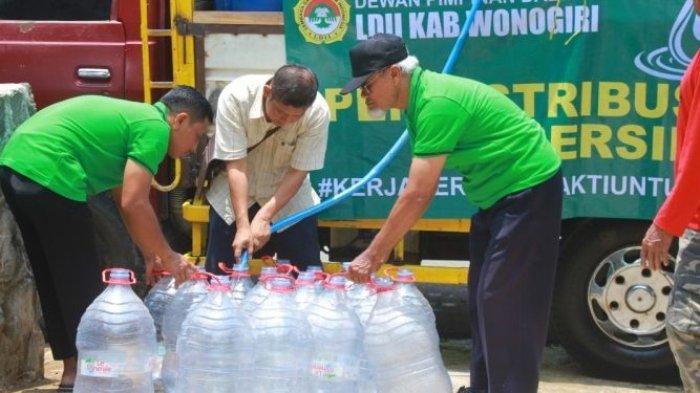 Pengurus DPP LDII bekerja sama dengan DPD LDII Wonogiri dan Sukoharjo saat menyalurkan puluhan ribu liter air bersih untuk warga masyarakat belum lama ini.