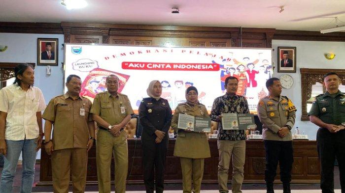 Pemerintah Kabupaten Batang melalui Badan Kesatuan Bangsa dan Politik (Kesbangpol) Kabupaten Batang menginisiasi buku Aku Cinta Bangsa Indonesia dan diluncurkan langsung oleh Penjabat (Pj) Bupati Batang, Lani Dwi Rejeki di Aula Kantor Bupati, Selasa (21/11/2023).