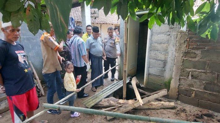 EVAKUASI KORBAN - Suasana warga setempat dan anggota kepolisian melakukan evakuasi serta pemeriksaan lokasi wanita lansia tercebur di kolam pembuangan air Desa Tengguli RT 03 RW 11 Kecamatan Bangsri, Kabupaten Jepara, Rabu (21/2/2024).