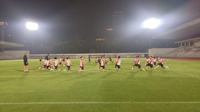 Para pemain Timnas Indonesia melakukan latihan pada H-2 kontra menjamu Arab Saudi dalam lanjutan kualifikasi Piala Dunia 2026 Zona Asia, di Stadion Madya, Senayan, Jakarta, Minggu (17/11/2024).