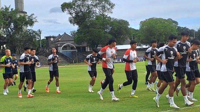 Pemain Timnas Indonesia melakukan latihan menjelang pertandingan Grup B ASEAN Cup 2024 di Stadion Sriwedari Surakarta pada Rabu (18/12/2024).