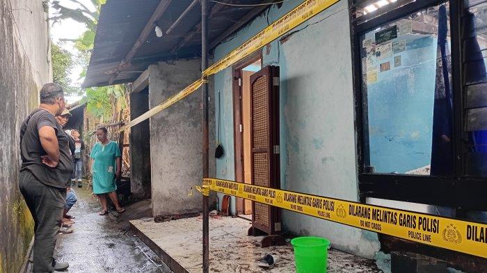 TABUNG GAS MELEDAK - Sejumlah warga melihat bekas rumah tinggal di Wergu Kulon, Kecamatan Kota, Kabupaten Kudus usai terbakar dampak ledakan tabung gas elpiji, Jumat (14/2/2025). Korban seorang lansia mengalami luka bakar dan dilarikan ke RSUD dr. Loekomono Hadi.