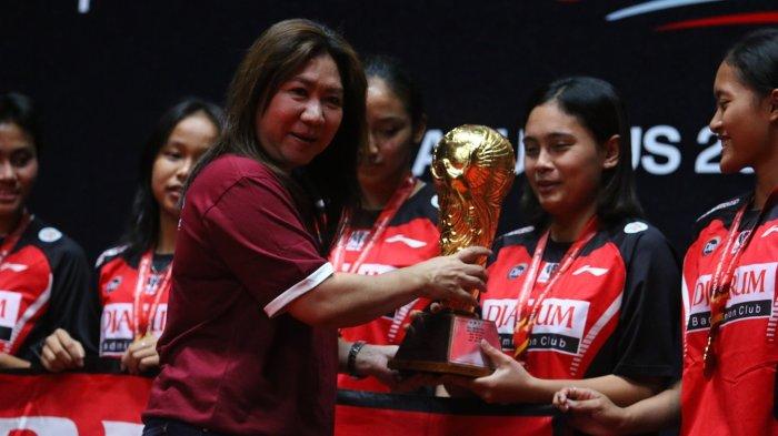 Legenda bulutangkis Indonesia, Susi Susanti saat menyerahkan trofi Susi Susanti kepada tim PB Djarum A Putri U-19 yang keluar sebagai juara dalam Polytron Superliga Junior 2024 di GOR Djarum, Magelang, Minggu (18/8/2024)