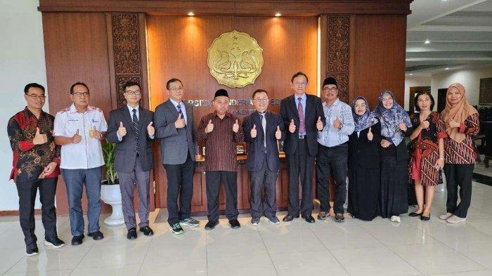 Lembaga Penelitian dan Pengabdian Kepada Masyarakat (LPPM) Unsoed menandatangani 4 dokumen kerja sama dengan universitas di Taiwan, Rabu (24/05/24)