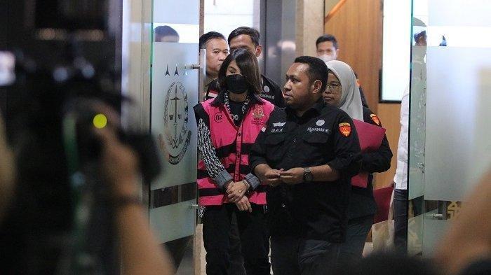 Crazy Rich Pantai Indah Kapuk (PIK), Helena Lim saat hendak dijebloskan ke tahanan setelah ditetapkan sebagai tersangka kasus dugaan korupsi pengelolaan tata niaga timah di Bangka pada Selasa (26/3/2024).