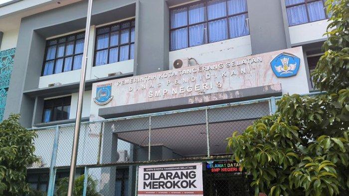 Tampak depan Gedung SMP Negeri 8 Tangerang Selatan.