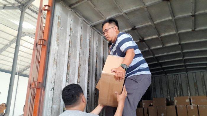 Pihak KPU Kota Semarang menerima logistik segel stiker di gudang logistik KPU Kota Semarang, Kamis (30/11/2023).