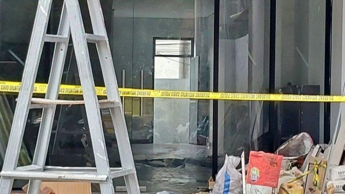 Garis polisi terpasang di depan salah satu ruko Jalan Colombo, Samirono, Kalurahan Caturtunggal, Kapanewon Depok, Kabupaten Sleman pada Senin (2/12/202). Di lantai dua ruko tersebut ditemukan mayat pria tergeletak beralaskan plastik.