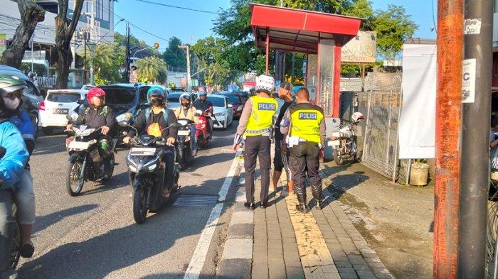 OLAH TKP - Lokasi kecelakaan maut di Jalan Dr Wahidin, Kaliwiru, Candisari, Kota Semarang, Rabu (14/5/2025). Seorang ibu tewas setelah motor adu banteng dengan mobil. 