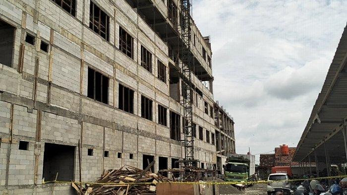 KECELAKAAN KERJA - Lokasi kejadian kecelakaan kerja proyek pembangunan Gedung RS PKU Muhammadiyah Blora, Sabtu (8/2/2025). Ada belasan pekerja yang menjadi korban kecelakaan kerja itu.(Tribunjateng/Iqbal)