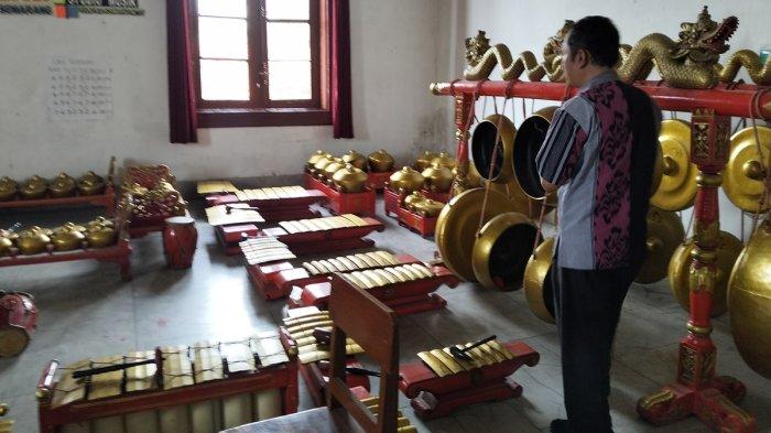 RUANG GAMELAN - Lokasi siswi SMPN 40 Semarang terjatuh dari jendela ruang gamelan yang berada di lantai 2, Selasa (4/2/2025)
