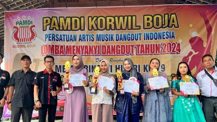 PENYERAHAN Hadiah Juara Lomba Menyanyi Dangdut 2024 PADMI Korwil Boja di Rest Area Ngadibolo, Kecamatan Boja, Kabupaten Kendal, Kamis (29/8/2024).