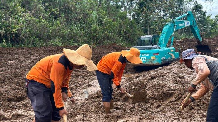 Tim Gabungan KAI Daop 5 Purwokerto bekerja sama dengan instansi saat masih membersihkan longsoran yang terjadi di jalur Karanggandul-Karangsari, Senin (4/12/2023).