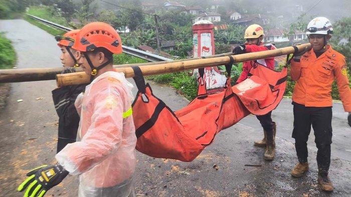 Tim SAR gabungan saat menandu korban meninggal dunia longsor di Petungkriyono, menunju titik posko di Puskesmas Petungkriyono dengan jalan kaki.