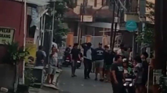 MAHASISWA DITANGKAP - Suasana di sekitar lokasi saat polisi melakukan penangkapan salah satu mahasiswa Undip Semarang di sebuah rumah kontrakan di Tembalang buntut aksi May Day pada Kamis 1 Mei 2025 lalu. Penangkapan ini dilakukan pada Selasa (13/5/2025).