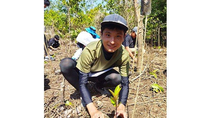 MAHASISWA UNSOED PURWOKERTO TANAM MANGROVE BARENG MAHASISWA JEPANG