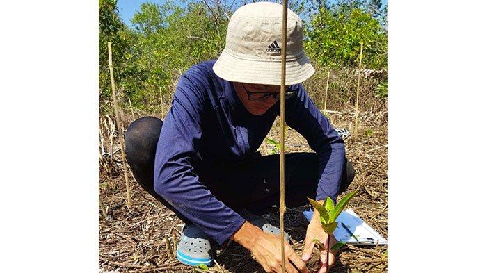 MAHASISWA UNSOED PURWOKERTO TANAM MANGROVE BARENG MAHASISWA JEPANG