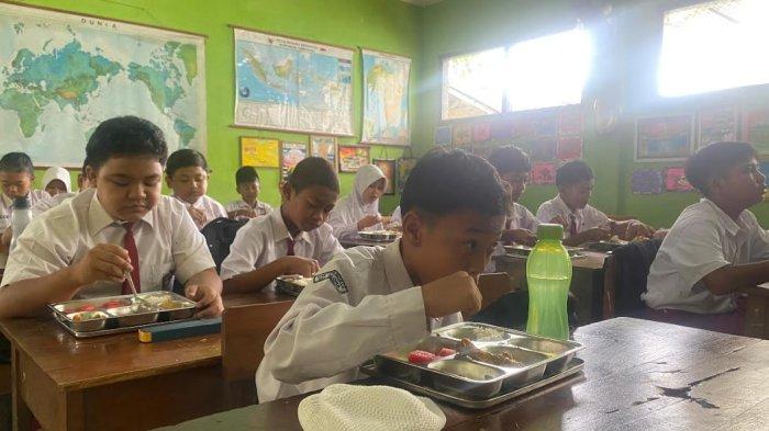 MAKAN BERGIZI GRATIS - Suasana siswa SDN 1 Bangkle menikmati menu makan bergizi gratis, Senin (3/2/2025). Peserta didik request menu pada program makan bergizi gratis.