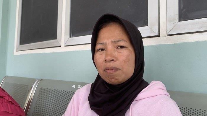 MAYAT DALAM KARUNG - Orang tua korban Liza Delka (35), pada saat hadir di Rumah Sakit Bhayangkara Polda Sumatera Barat, Kamis (20/2/2025). Ibu kandung korban menyampaikan bahwa anaknya patuh dan penurut. (TribunPadang.com/Rezi Azwar)