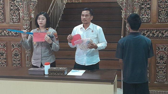 MCA (kaos hitam) ditetapkan sebagai tersangka kasus penganiayaan atau Anak Berhadapan dengan Hukum (ABH) selepas melakukan pembacokan terhadap Agus Triono (45). Remaja putus sekolah ini mengaku nekat membacok korban karena sakit hati, Mapolrestabes Semarang, Senin (21/10/2024). 