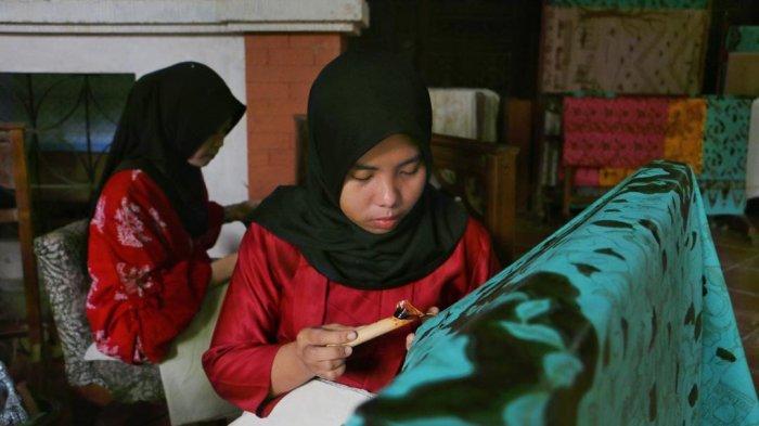 MEMBATIK - Para Pembatik di Batik 16 yang lokasinya bersebelahan dengan Niwa Canting, menjelang Maghrib para pembatik masih melakukan tugasnya sehingga cocok untuk ngabuburit sambil mendalami tentang batik