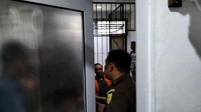 MENGHINDAR DARI WARTAWAN - Robig Zaenudin menghindari awak media saat pelimpahan di Kejari Kota Semarang, Kamis (6/3/2025). Ayah Gamma tak bisa menyembunyikan amarahnya ketika bertemu Robig.