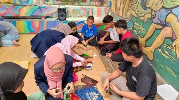 Mahasiswa PPG Prajabatan sedang mengajarkan Mozaik kepada anak anak Rubbik School Indonesia