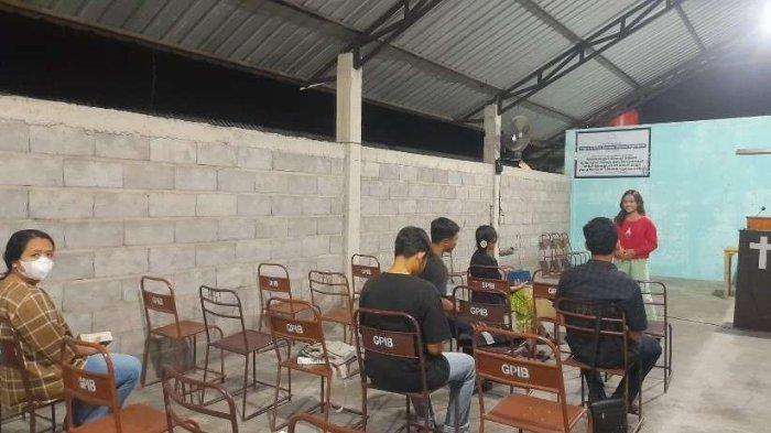 Mahasiswa Prodi PPKn FKIP UKSW melakukan sosialisasi bagi calon pemilih pemula dalam Pemilihan Umum 2024.