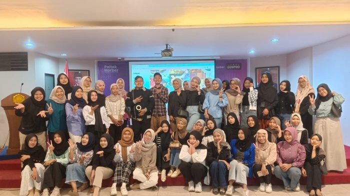 Mahasiswa Program Studi (Prodi) D-3 Akuntansi Politeknik Harapan Bersama (Poltek Harber) ikuti Seminar dan Pelatihan Digital Marketing di Aula Kampus, pada Jumat-Kamis, (16-22/8/2024).